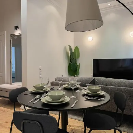 Apartment Elegant 2bd Next To Old Town Riga