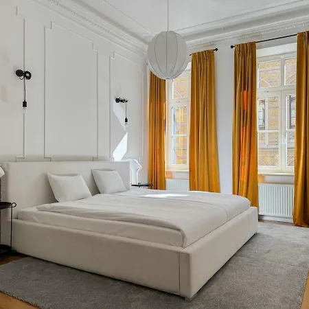Elegant 2bd Next To Old Town Apartment