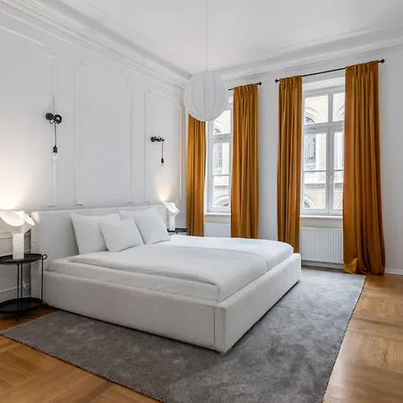 Elegant 2bd Next To Old Town Apartment