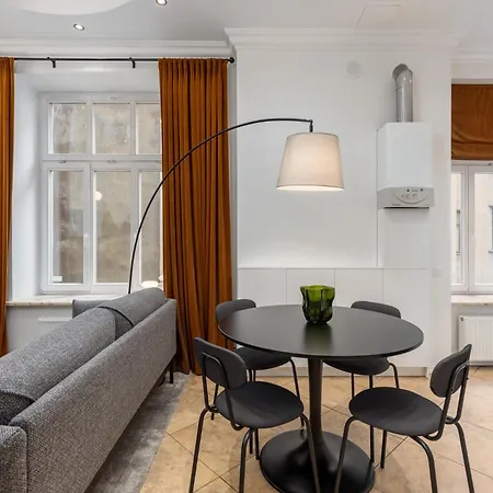 Elegant 2bd Next To Old Town Apartment