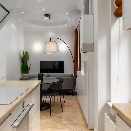Elegant 2bd Next To Old Town Apartment *