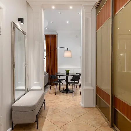 Elegant 2bd Next To Old Town Riga