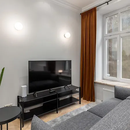 Elegant 2bd Next To Old Town Apartment *